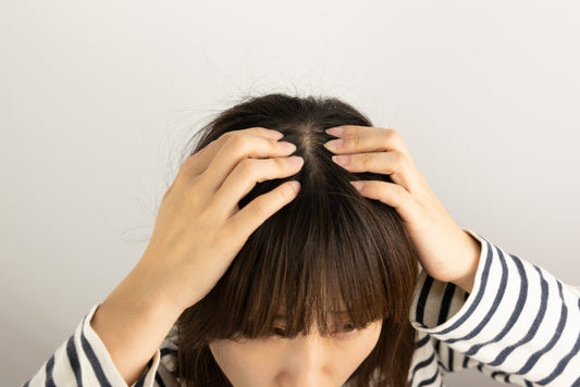 【医師監修】女性のつむじはげについて原因や治し方・隠す髪型を解説